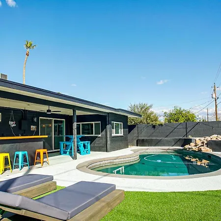 Luxury 3 Bedroom Home With Relaxing Pool